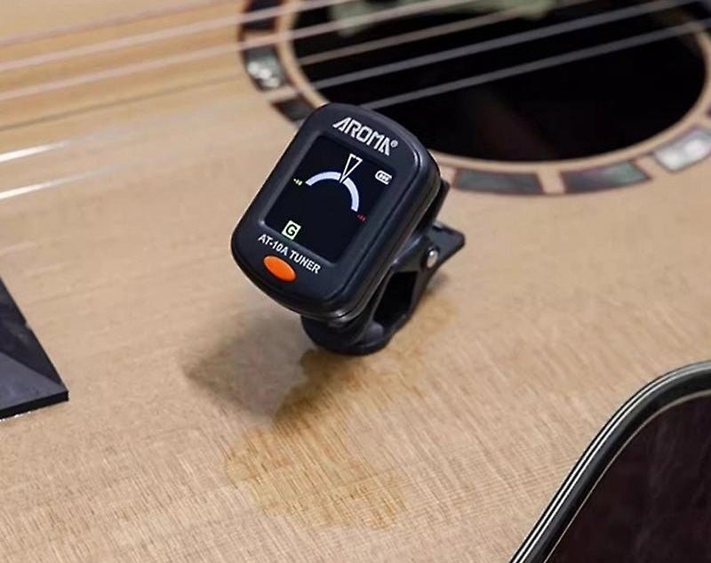 AROMA Mini Clip-On Digital Guitar Bass Ukulele Tuner Rechargeable Battery Colour Screen AT10A 